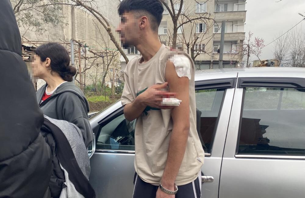 Bursa’da iki genç arasında çıkan tartışma bıçaklı kavgaya dönüştü. Olayda