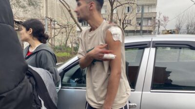 Bursa’da iki genç arasında çıkan tartışma bıçaklı kavgaya dönüştü. Olayda