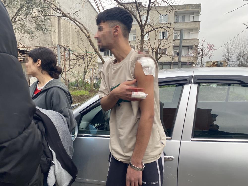 Bursa’da iki genç arasında çıkan tartışma bıçaklı kavgaya dönüştü. Olayda