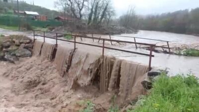Gemlik’te taşan dere köprüyü ulaşıma kapattı, ekipler bölgede önlem aldı.