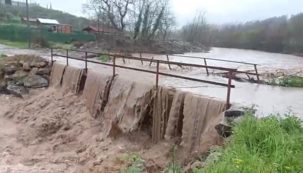 Gemlik’te taşan dere köprüyü ulaşıma kapattı, ekipler bölgede önlem aldı.