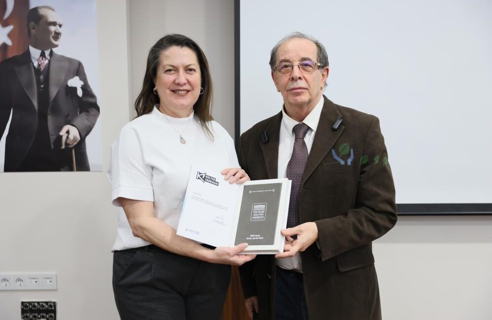 Bursa Büyükşehir Belediyesi’nin ‘Kültür Fabrikası’ etkinlikleri kapsamında düzenlediği felsefe söyleşisinde,