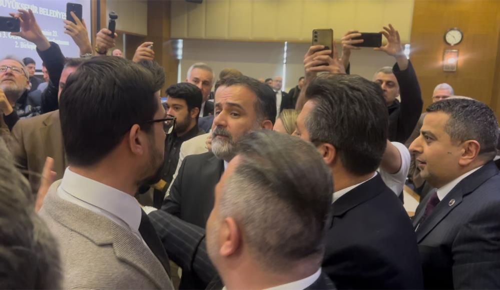 Bursa Büyükşehir Belediye Meclisi’nde su zammı görüşmeleri sırasında Mustafa Bozbey