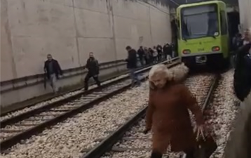 BursaRay Kuzey Hattı’nda yaşanan arıza nedeniyle seferler durdu. Vatandaşlar ekipler