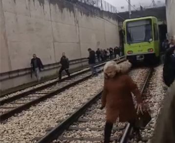 BursaRay Kuzey Hattı’nda yaşanan arıza nedeniyle seferler durdu. Vatandaşlar ekipler