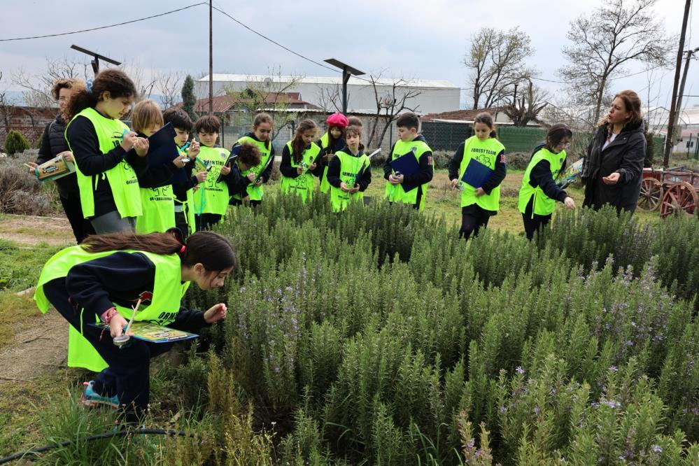 
Nilüfer Belediyesi'nin "Bostan Kaşifleri" projesiyle toprakla bağ kuran 15 öğrenci,