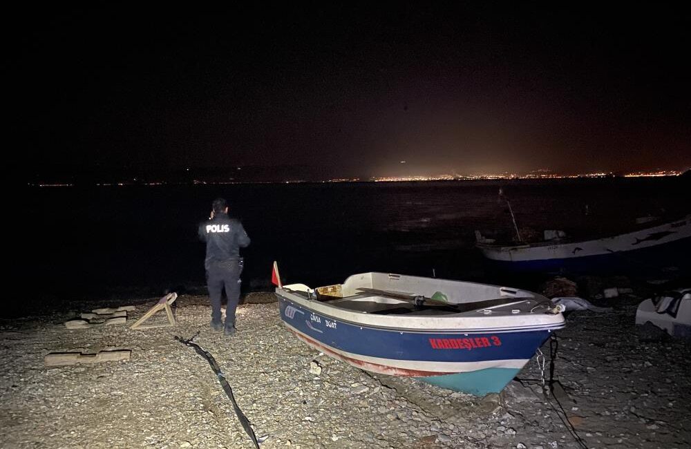 Mudanya’da balık tutmak için denize açılan baba ve oğulun bulunduğu