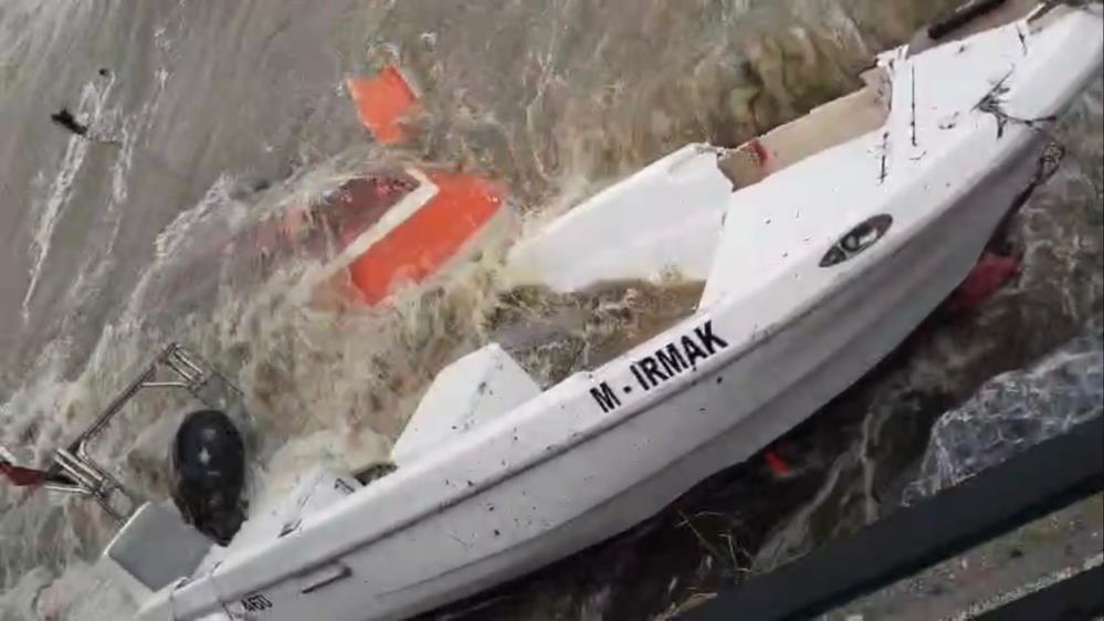 Gemlik ve Kumla sahilinde etkili olan şiddetli lodos, çok sayıda