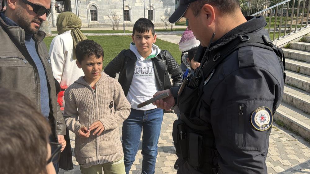 Çocuklar paslanmış eski top ya da havan mermisi olduğu düşünülen