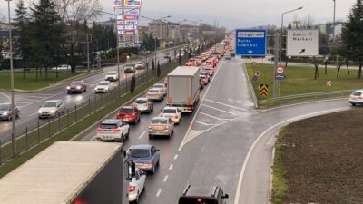 Tatilcilerin dönüş yolculuğu başladı, İnegöl’de trafik durma noktasına geldi.