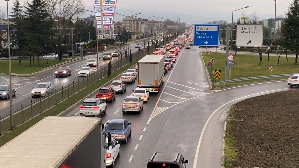 Tatilcilerin dönüş yolculuğu başladı, İnegöl’de trafik durma noktasına geldi.