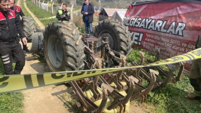 Bursa'da devrilen traktörünün altında kalan 65 yaşındaki sürücü hayatını kaybetti.