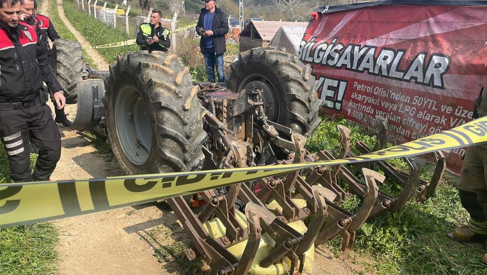 Bursa'da devrilen traktörünün altında kalan 65 yaşındaki sürücü hayatını kaybetti.