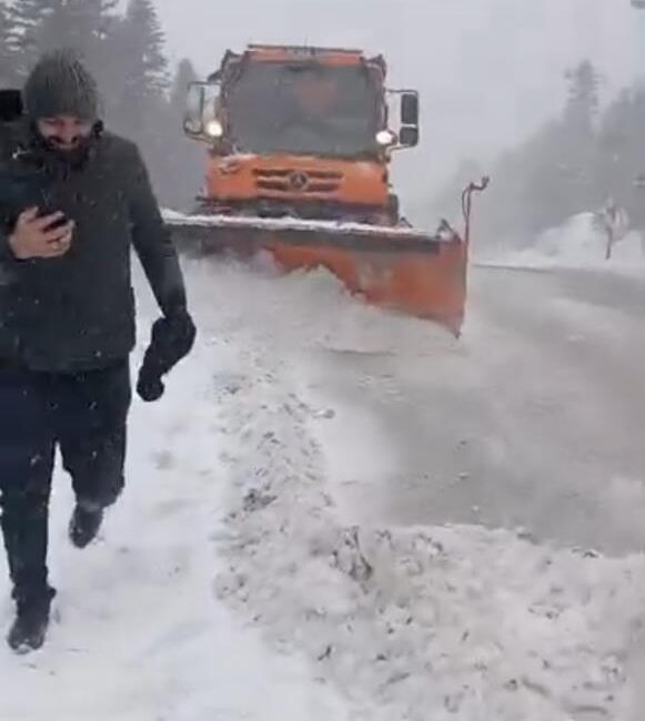 Uludağ’da bayramda kar sürprizi: Yollar beyaza büründü, ekipler seferber oldu,