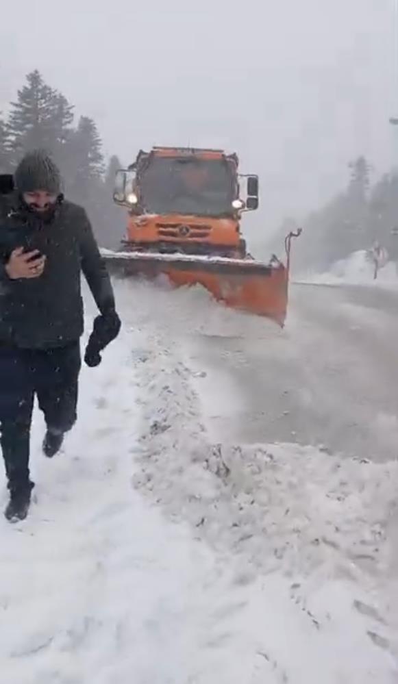 Uludağ’da bayramda kar sürprizi: Yollar beyaza büründü, ekipler seferber oldu,