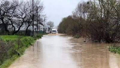  Bursa'nın Nilüfer ilçesi Ürünlü mahallesindeki Ürünlü deresi taştı, araçlar fabrika