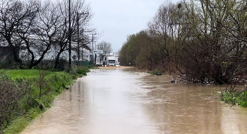  Bursa'nın Nilüfer ilçesi Ürünlü mahallesindeki Ürünlü deresi taştı, araçlar fabrika