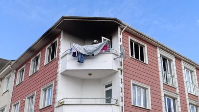 Bursa'nın İnegöl ilçesinde 3 katlı apartmanda çıkan yangında dumandan etkilenen