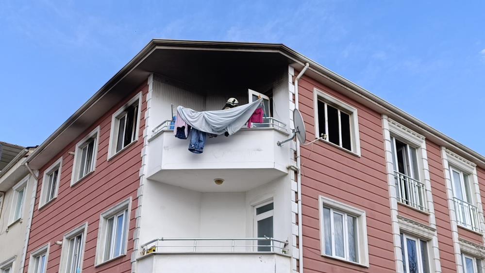 Bursa'nın İnegöl ilçesinde 3 katlı apartmanda çıkan yangında dumandan etkilenen
