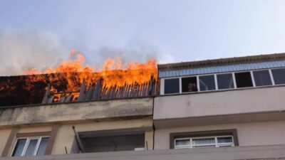 Bursa'nın İnegöl ilçesinde 4 katlı apartmanın terasında çıkan yangın mahallede