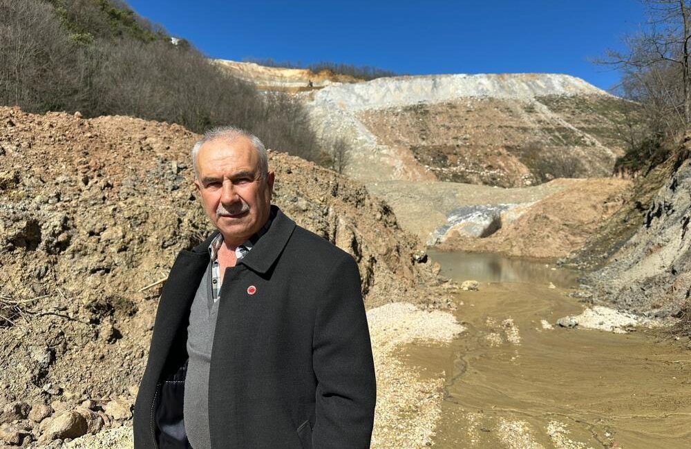 Maden ocağının atıkları suya ve toprağa karışmaya devam ediyor.