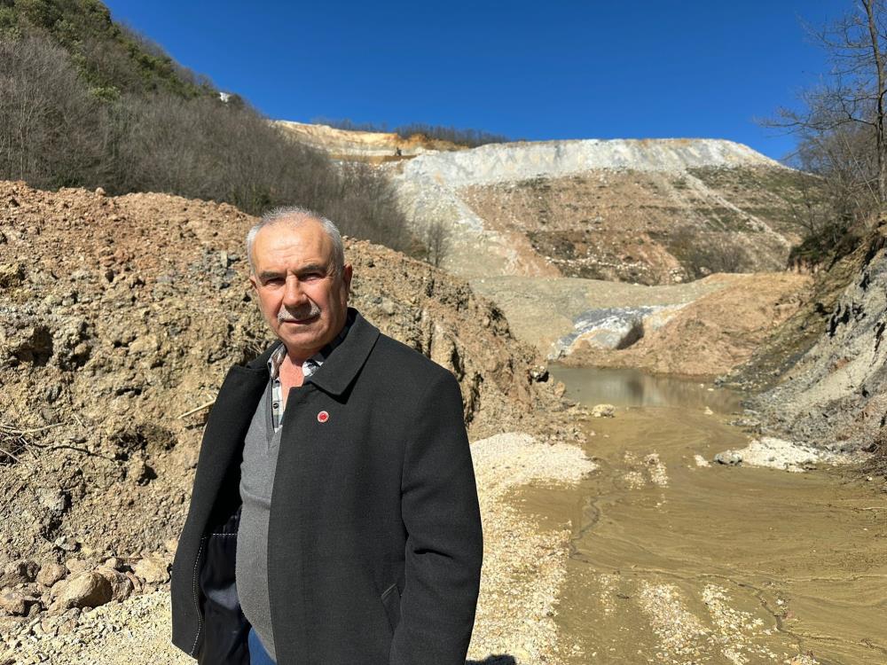 Maden ocağının atıkları suya ve toprağa karışmaya devam ediyor.