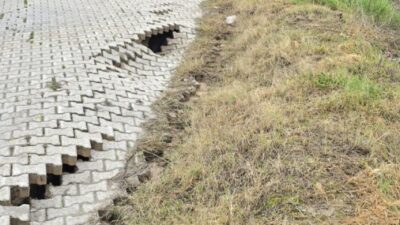 Bursa'nın Mudanya ilçesi Burgaz Mahallesi'nde bir sitenin önündeki yol, yağmurun