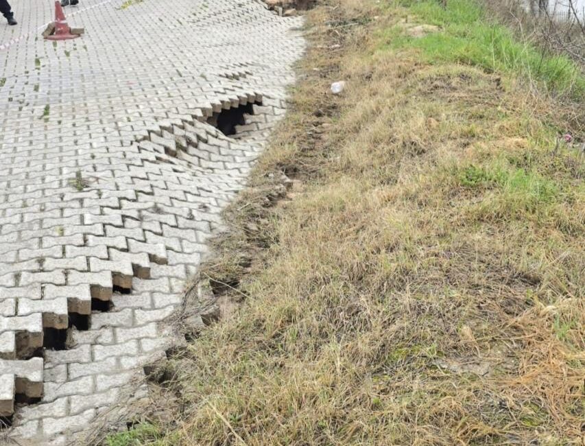 Bursa'nın Mudanya ilçesi Burgaz Mahallesi'nde bir sitenin önündeki yol, yağmurun