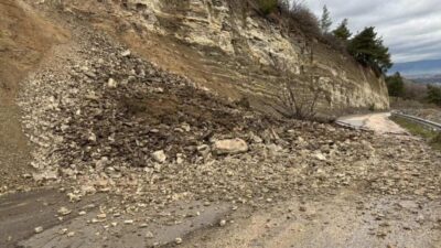 İnegöl’de meydana gelen heyelan yolu ulaşıma kapattı, o anlar kameraya