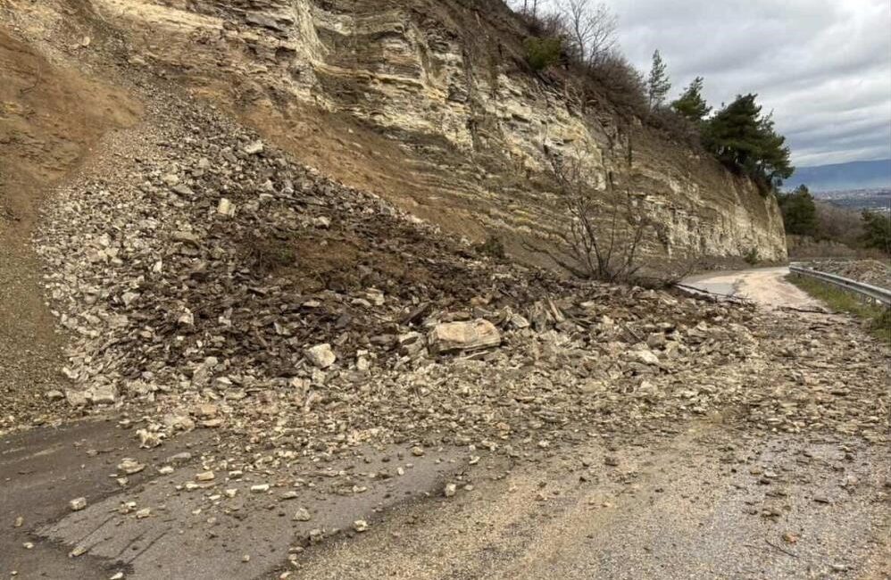 İnegöl’de meydana gelen heyelan yolu ulaşıma kapattı, o anlar kameraya