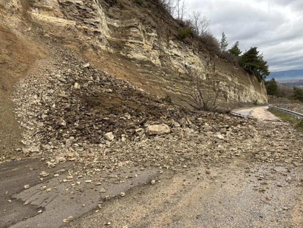 İnegöl’de meydana gelen heyelan yolu ulaşıma kapattı, o anlar kameraya