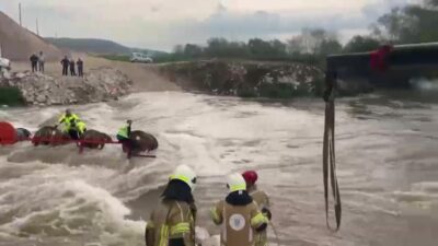 Dereyi traktörle geçmek isterken faciadan dönüldü: 10 işçi vinçle kurtarıldı