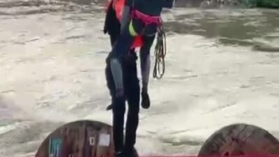 Dereyi traktörle geçmek isterken faciadan dönüldü: 10 işçi vinçle kurtarıldı