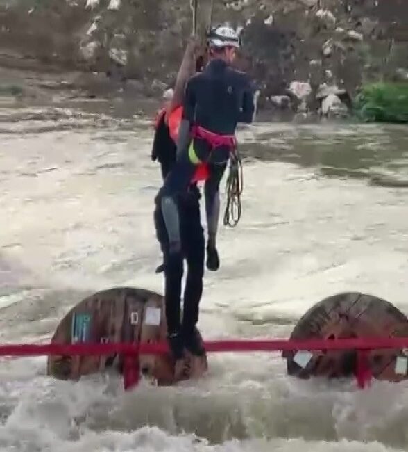 Dereyi traktörle geçmek isterken faciadan dönüldü: 10 işçi vinçle kurtarıldı