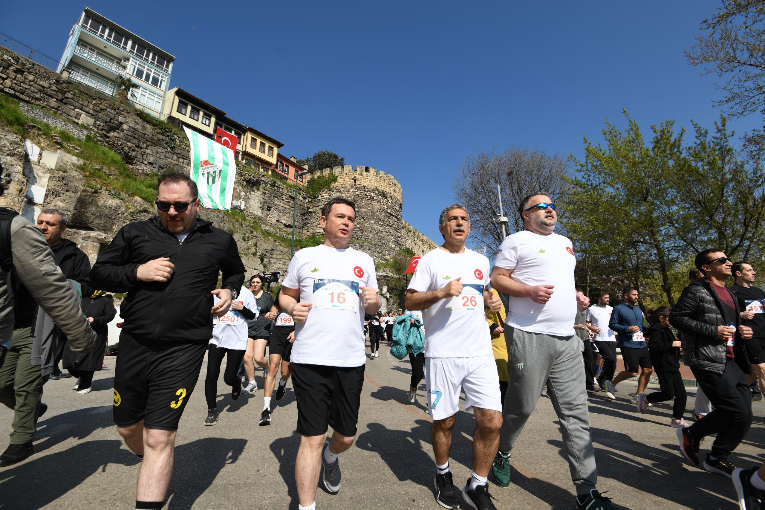 Osmangazi’de düzenlenen Tarihi Kent Koşusu, 700. yıl coşkusuyla binlerce sporcuyu