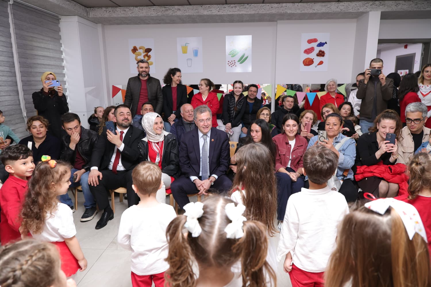 Osmangazi Belediyesi kreşlerinde eğitim gören çocuklar, 23 Nisan’ı hazırladıkları gösterilerle