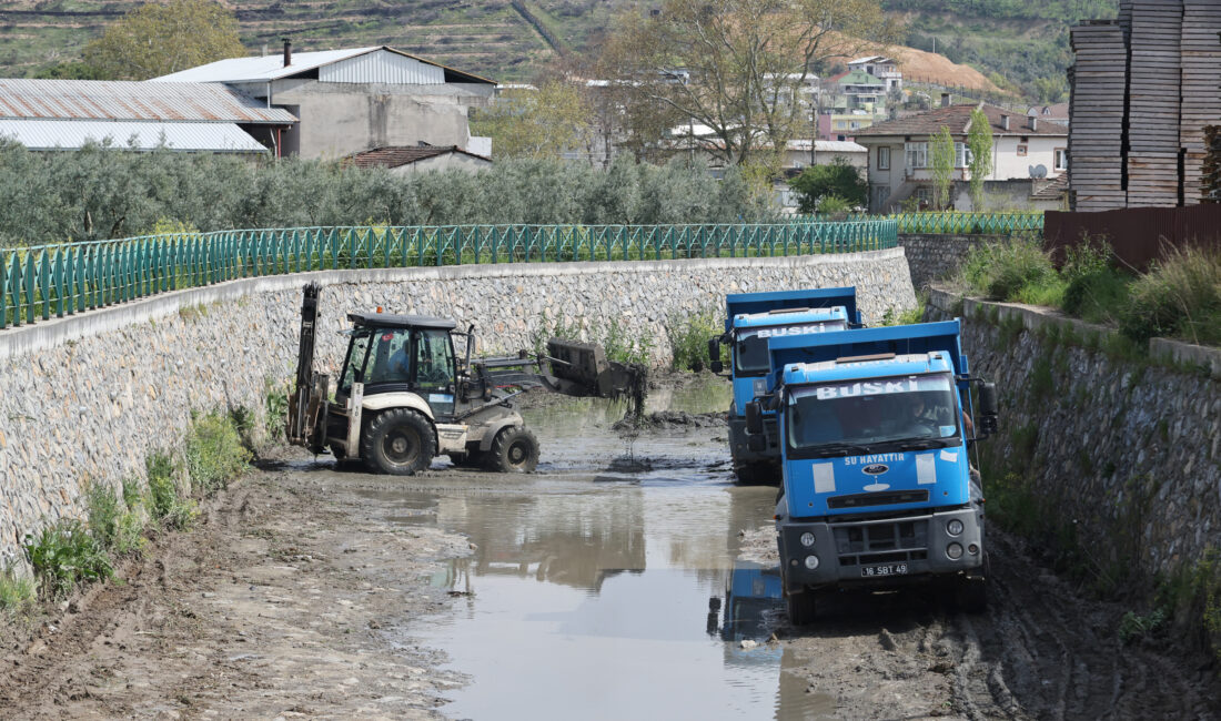 BUSKİ ekipleri, Bursa’da derelerde temizlik çalışması başlattı.