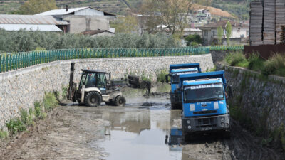 BUSKİ ekipleri, Bursa’da derelerde temizlik çalışması başlattı.