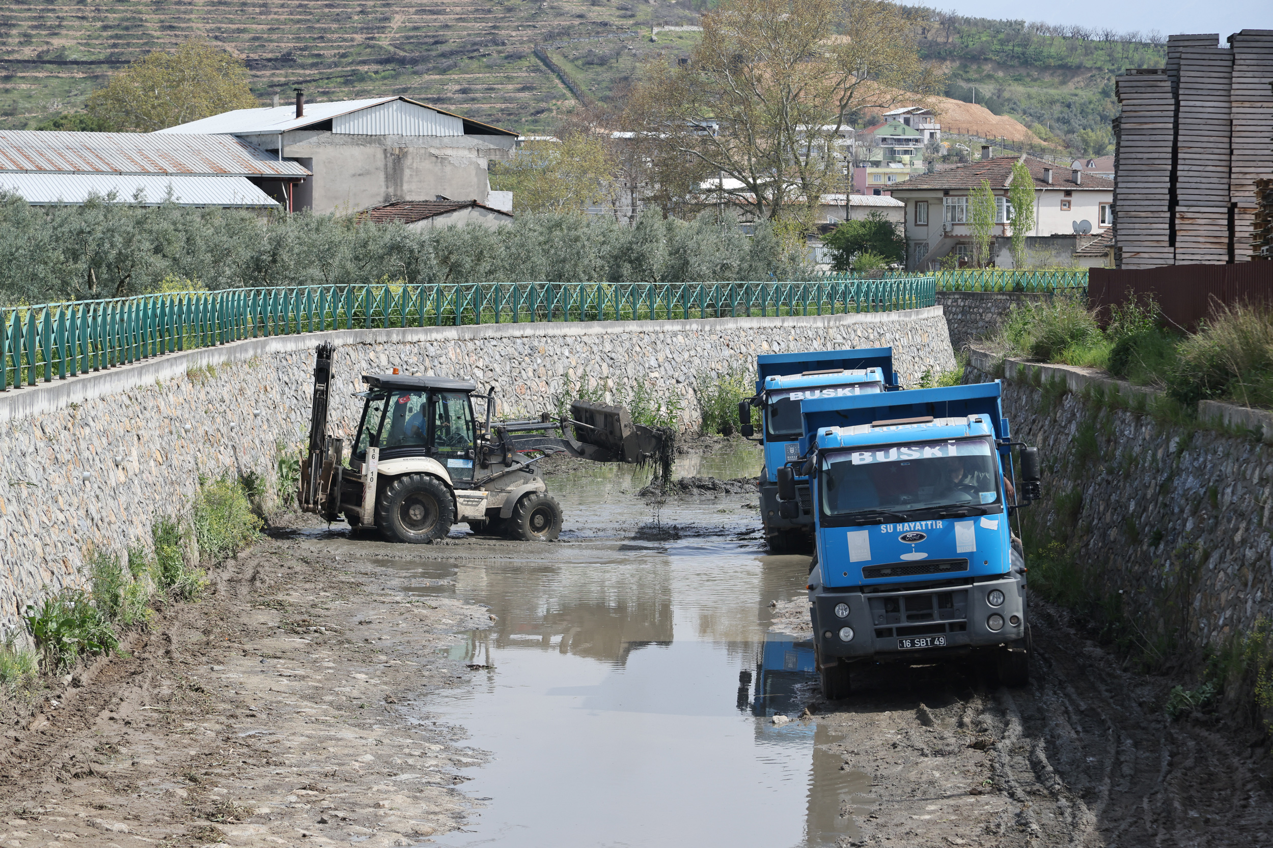 BUSKİ ekipleri, Bursa’da derelerde temizlik çalışması başlattı.