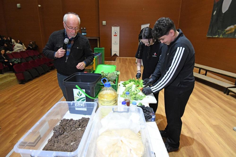 Osmangazi’de düzenlenen seminerde öğrencilere sıfır atık, geri dönüşüm ve gıda