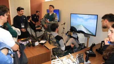 Uludağ Üniversitesi’nde düzenlenen Teknoloji Fuarı, öğrencilerle sektör temsilcilerini aynı çatı