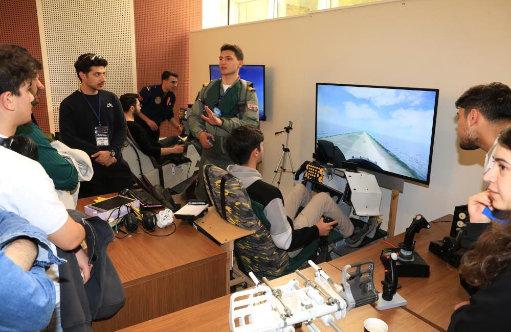 Uludağ Üniversitesi’nde düzenlenen Teknoloji Fuarı, öğrencilerle sektör temsilcilerini aynı çatı