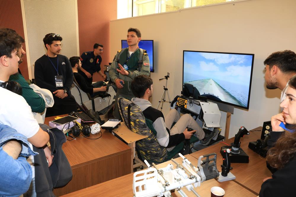 Uludağ Üniversitesi’nde düzenlenen Teknoloji Fuarı, öğrencilerle sektör temsilcilerini aynı çatı