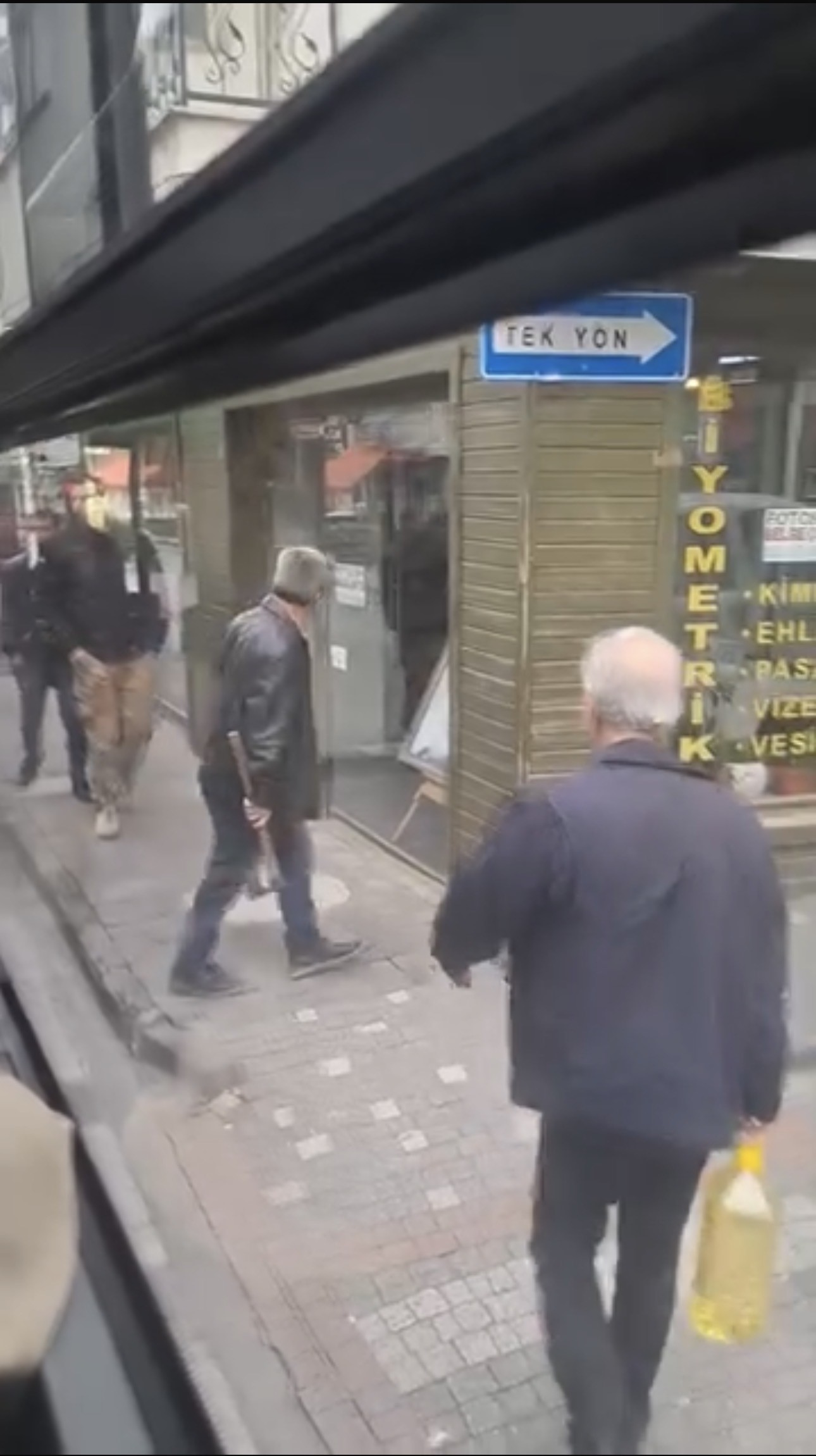 Bursa’da otobüs ile kamyonet sürücüsü arasında çıkan tartışma, şüphelinin eline