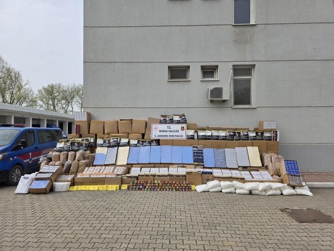 Bursa’da jandarma ekiplerinin düzenlediği operasyonda milyonlarca kaçak makaron ve tonlarca