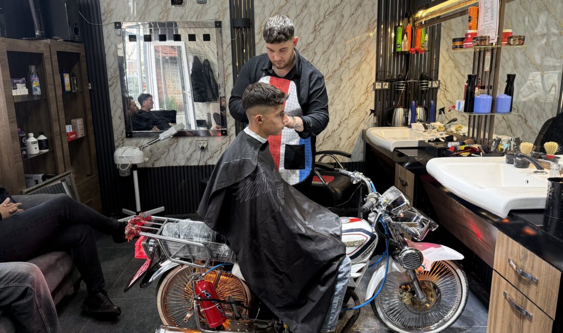 Bursa’da genç bir berber, motosikletini koltuğa dönüştürdü. Sıra dışı tasarım