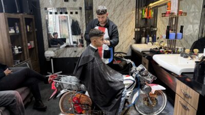 Bursa’da genç bir berber, motosikletini koltuğa dönüştürdü. Sıra dışı tasarım