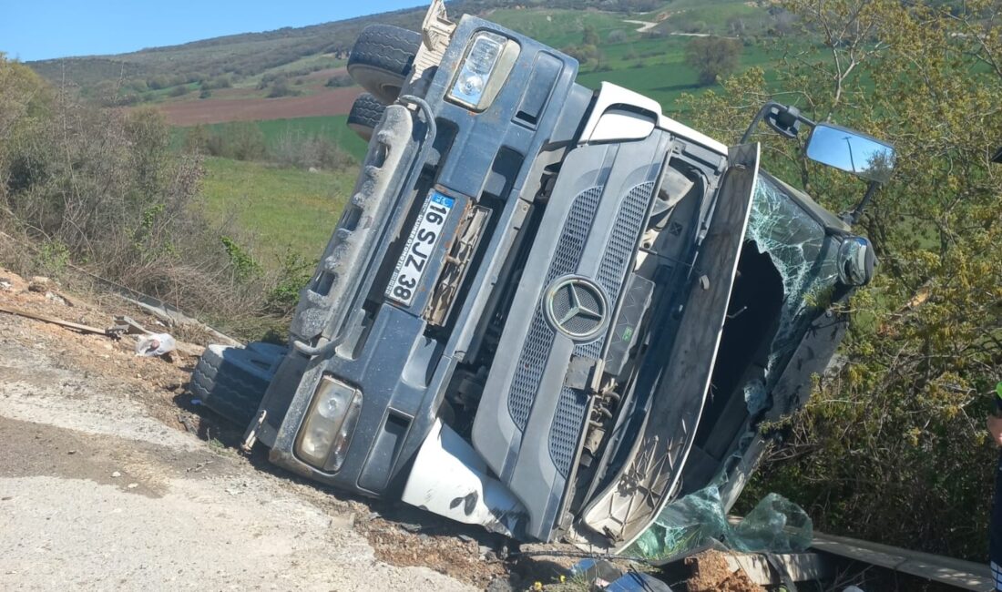 Bursa’nın İnegöl ilçesinde kontrolden çıkan beton mikseri şarampole yuvarlandı, sürücü