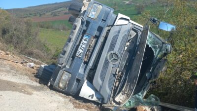 Bursa’nın İnegöl ilçesinde kontrolden çıkan beton mikseri şarampole yuvarlandı, sürücü