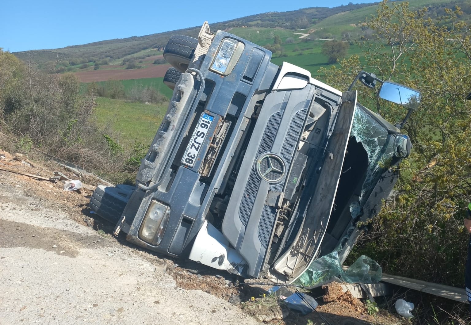 Bursa’nın İnegöl ilçesinde kontrolden çıkan beton mikseri şarampole yuvarlandı, sürücü